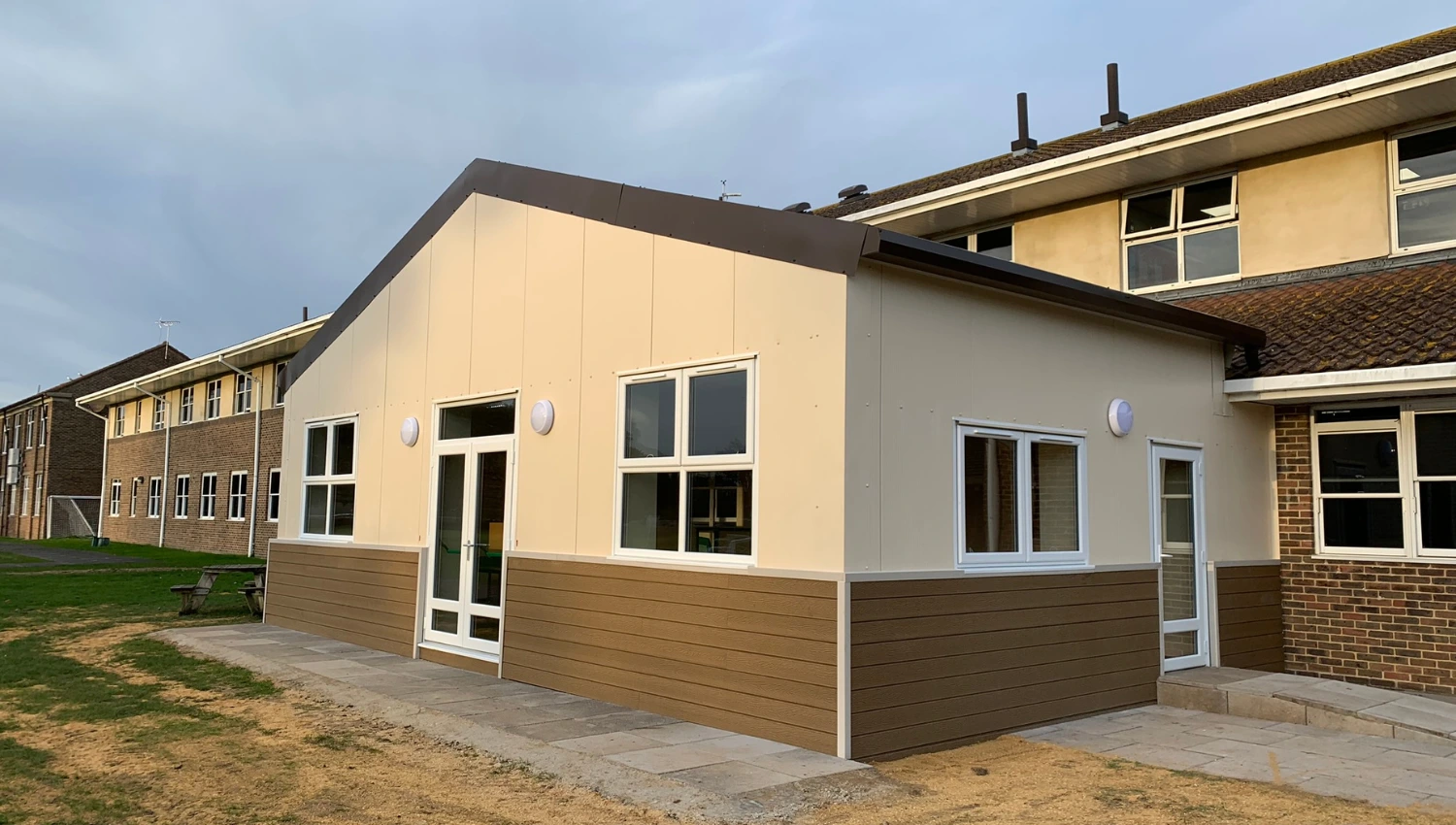 How to integrate a temporary structure into a surrounding building